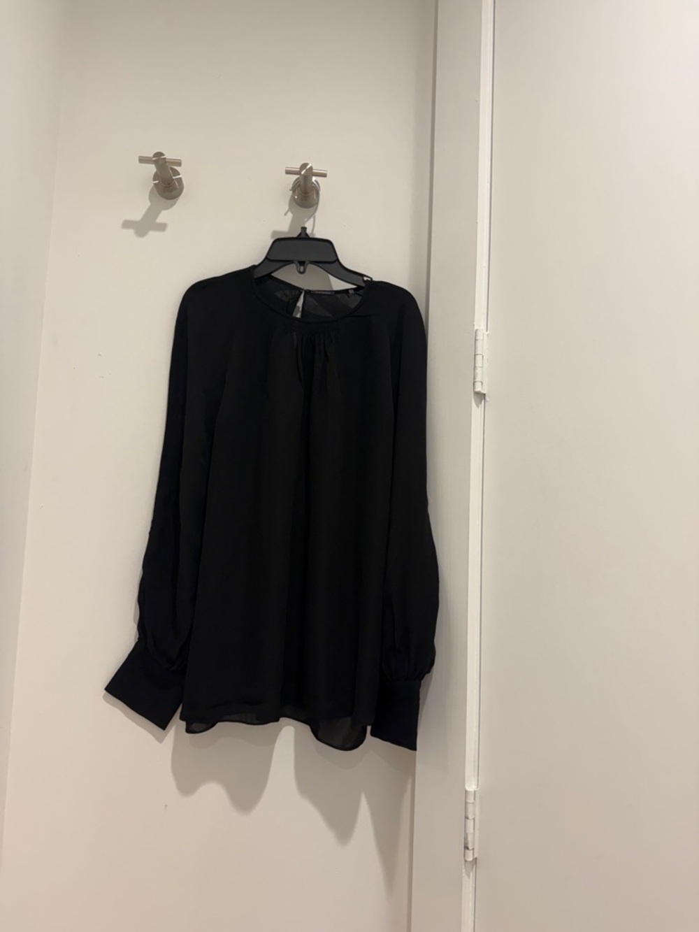 Elie Tahari Black Long-Sleeve Keyhole Blouse